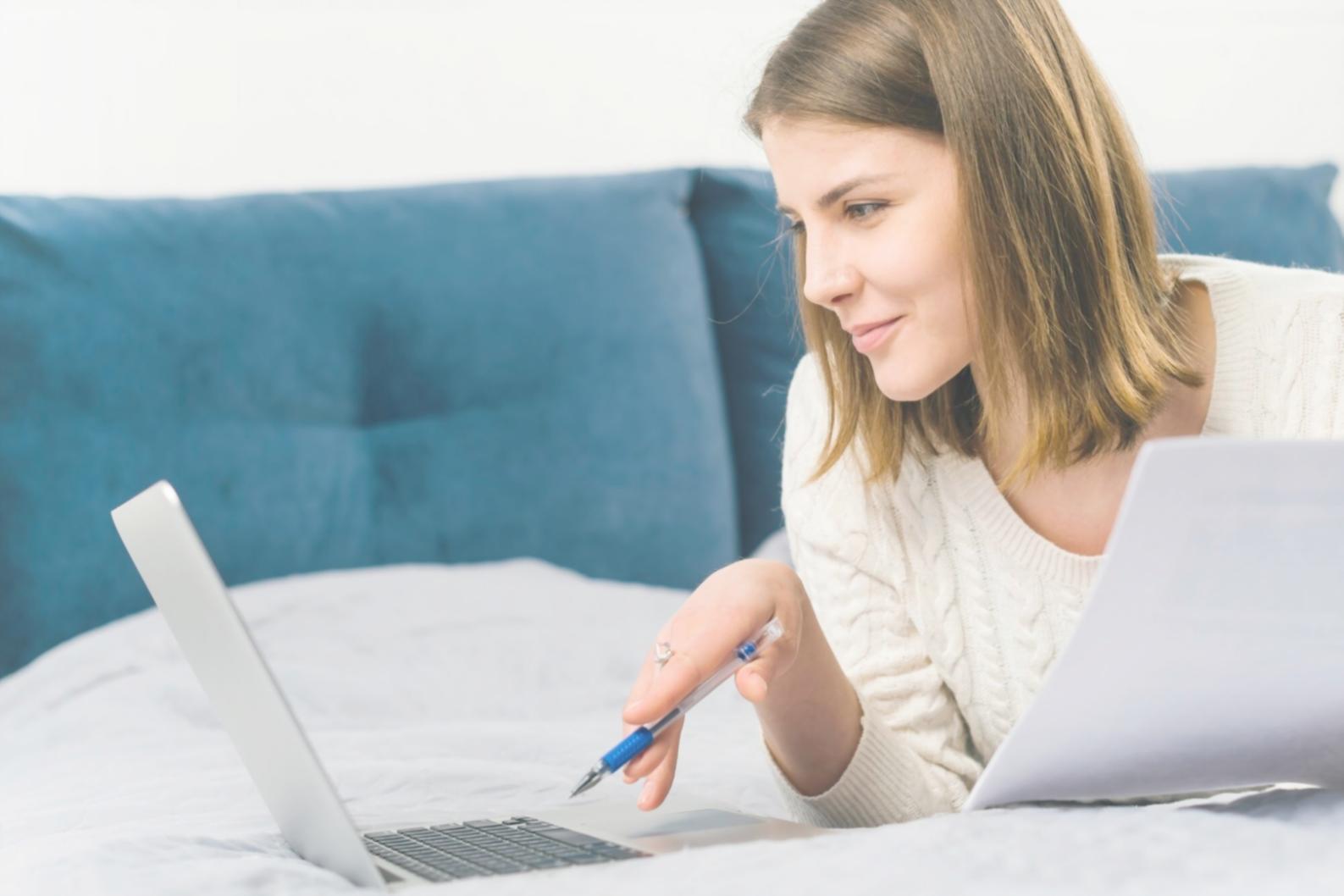 Sesión de formación financiera con análisis de datos y gráficos de rendimiento