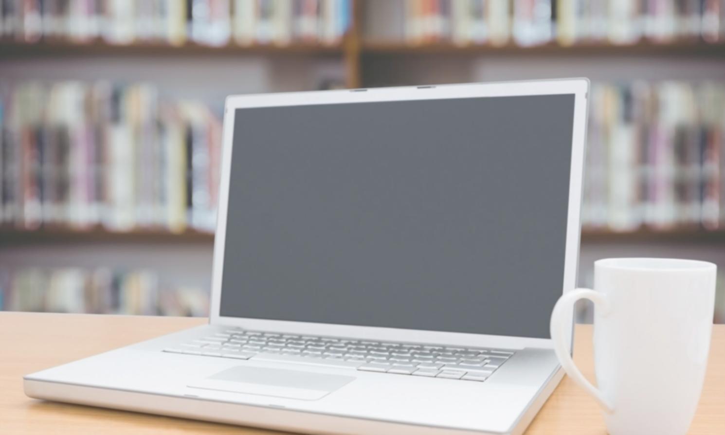 Gráficos de progreso financiero y análisis de resultados en pantalla