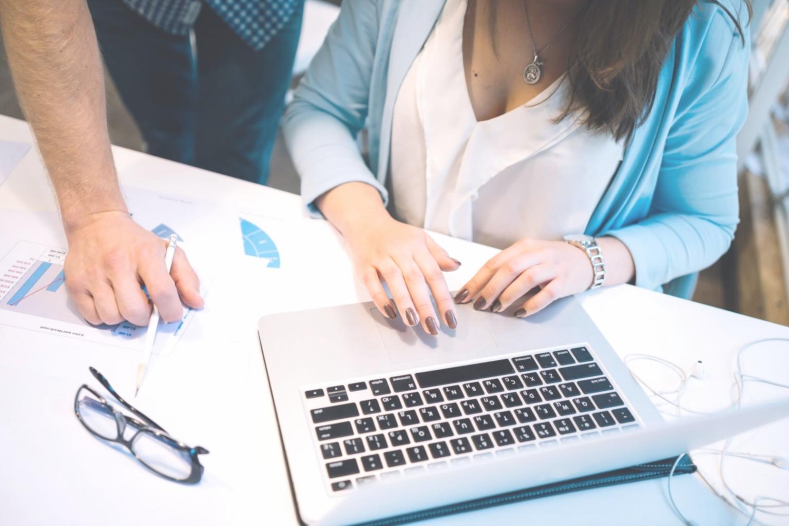 Estudiantes participando en taller práctico de presupuestos
