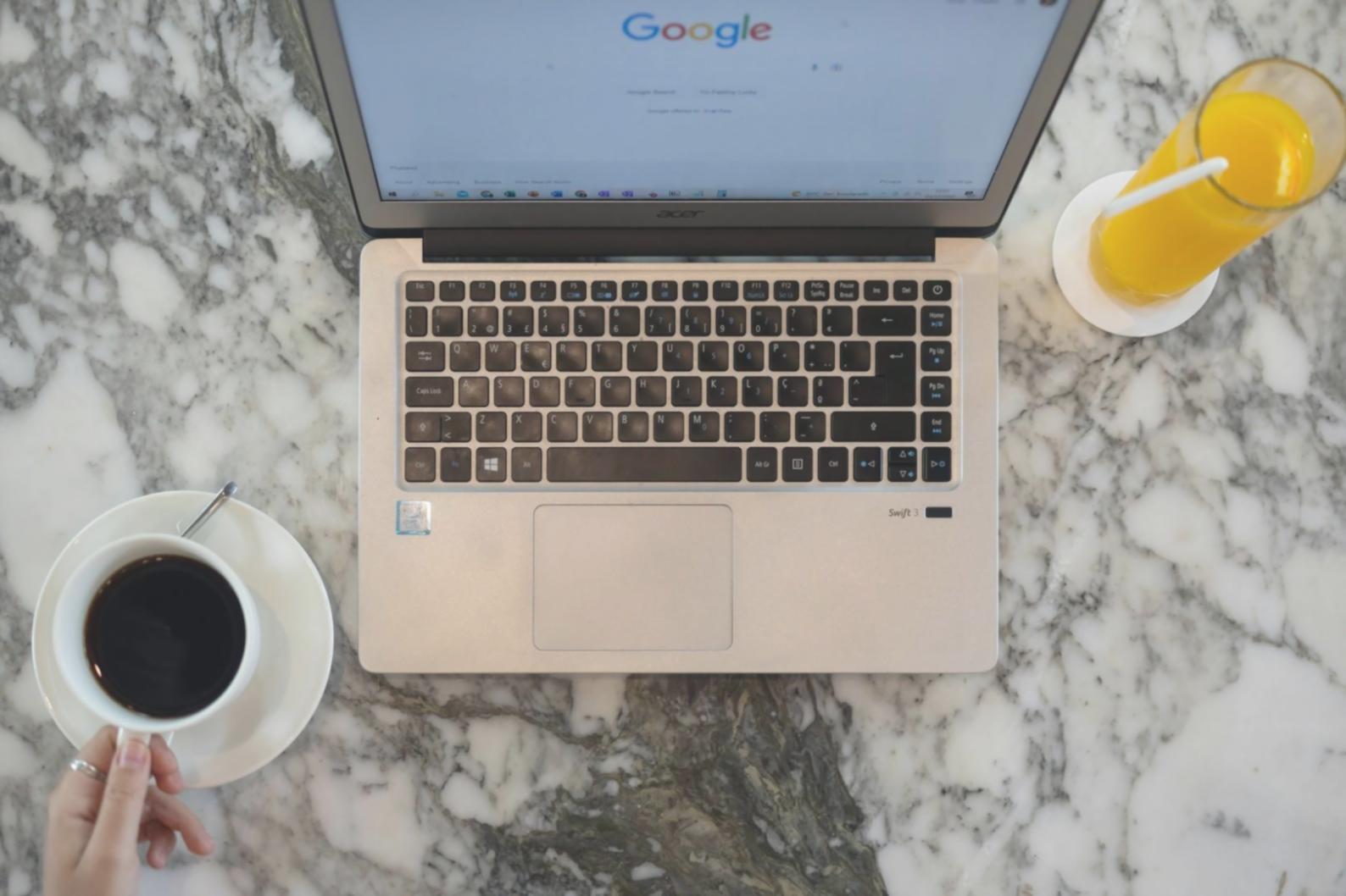 Estudiante trabajando en ejercicios de presupuesto personal