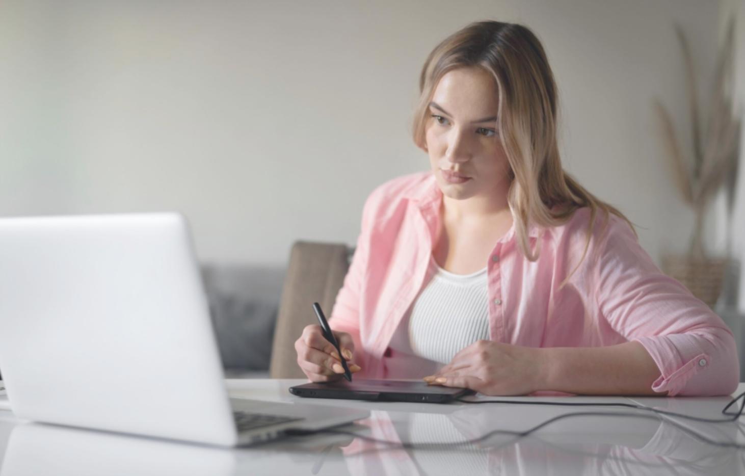 Equipo de naxivorylux trabajando con documentos financieros